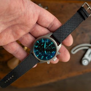 Tento model IWC zdobí netradiční druh kůže - losos s matným povrchem v černém provedení. #horakuze #czechmade #remeslo...
