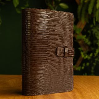 Set obalu na diář s náramkem 🤎. Naše zákaznice si vybrala tmavě hnědou ještěrku s podšívkou ve stejném odstínu. Kroužková...